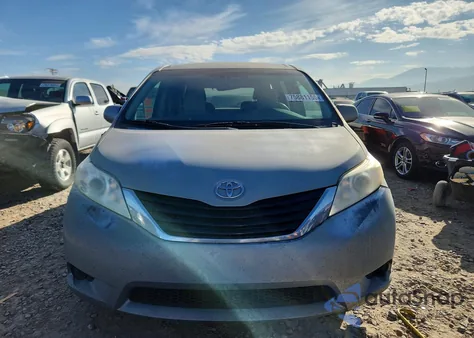 2013 Toyota Sienna Le z USA, uszkodzony, nr VIN 5TDKK3DCXDS334872